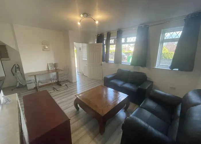 Cheerful 3 Bed Entire House, Newly Refurbished